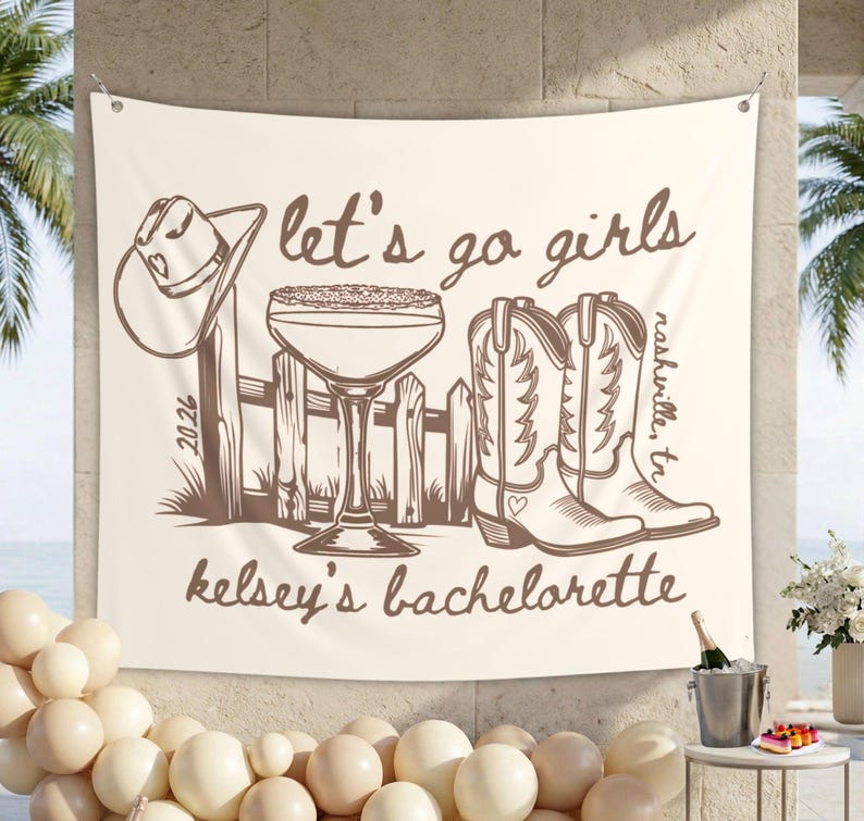 Peut inclure: Tapisserie cr&egrave;me avec une illustration marron repr&eacute;sentant un chapeau de cowboy, un cocktail, une cl&ocirc;ture et des bottes de cowboy. Le texte dit "let's go girls", "Nashville, TN" et "kelsey's bachelorette."