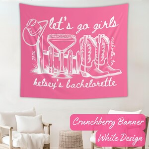 Peut inclure: Tapisserie rose avec texte et illustrations blancs. Le design comprend un chapeau de cowboy, un cocktail, une cl&ocirc;ture et des bottes de cowboy. Le texte indique "let's go girls", "kelsey's bachelorette" et "nashville, tn".