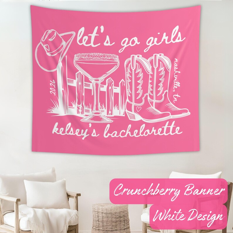 Peut inclure: Tapisserie rose avec texte et illustrations blancs. Le design comprend un chapeau de cowboy, un cocktail, une cl&ocirc;ture et des bottes de cowboy. Le texte indique "let's go girls", "kelsey's bachelorette" et "nashville, tn".