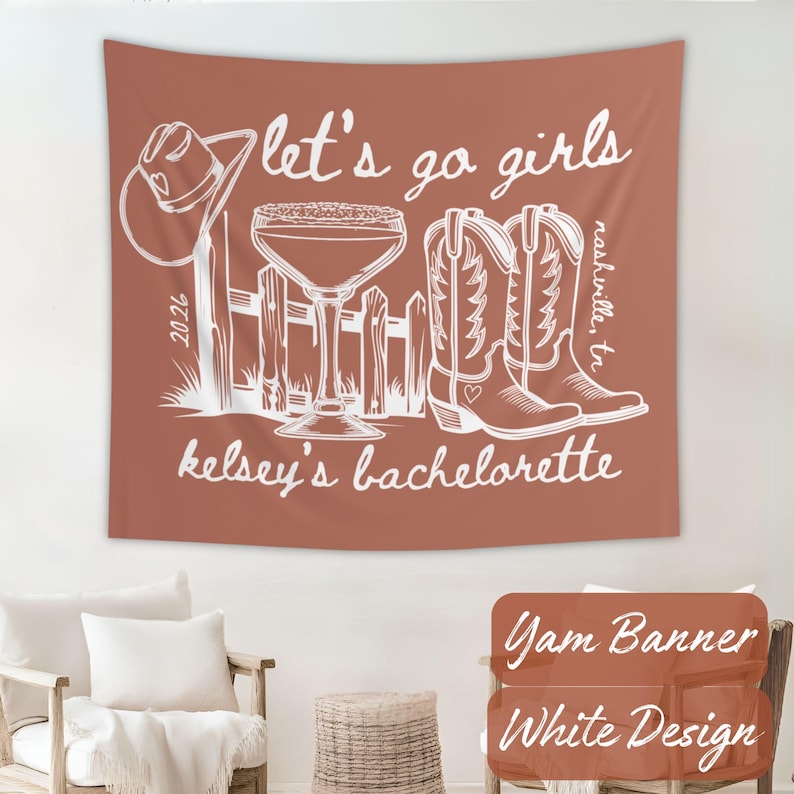 Peut inclure: Une tapisserie terracotta avec une illustration blanche. Elle repr&eacute;sente un chapeau de cowboy, un cocktail, une cl&ocirc;ture et des bottes de cowboy. Le texte dit "let's go girls", "kelsey's bachelorette" et "nashville, tn."