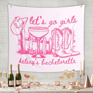 Peut inclure: Tapisserie rose avec un chapeau de cowboy, une barri&egrave;re, un verre &agrave; margarita et des bottes de cowboy. Le texte dit "let's go girls", "nashville, tn" et "kelsey's bachelorette". D&eacute;corations de f&ecirc;te et verres &agrave; champagne sur une table.