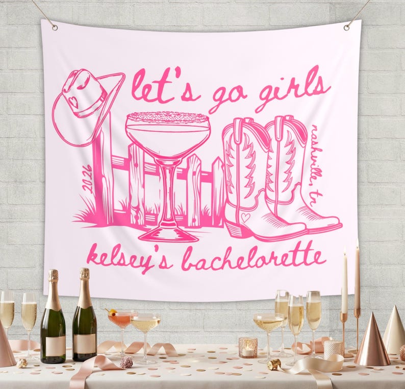 Peut inclure: Tapisserie rose avec un chapeau de cowboy, une barri&egrave;re, un verre &agrave; margarita et des bottes de cowboy. Le texte dit "let's go girls", "nashville, tn" et "kelsey's bachelorette". D&eacute;corations de f&ecirc;te et verres &agrave; champagne sur une table.