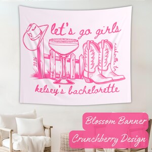 Peut inclure: Tapisserie rose avec un th&egrave;me country. Le motif comprend un chapeau de cowboy, un cocktail, une cl&ocirc;ture et des bottes de cowboy. Le texte indique "let's go girls", "nashville, tn" et "kelsey's bachelorette". L'ann&eacute;e 2026 est &eacute;galement incluse.