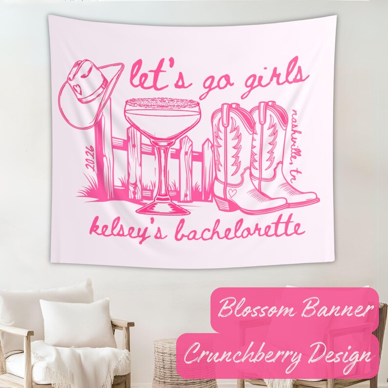 Peut inclure: Tapisserie rose avec un th&egrave;me country. Le motif comprend un chapeau de cowboy, un cocktail, une cl&ocirc;ture et des bottes de cowboy. Le texte indique "let's go girls", "nashville, tn" et "kelsey's bachelorette". L'ann&eacute;e 2026 est &eacute;galement incluse.