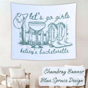Peut inclure: Banni&egrave;re en chambray avec un motif bleu &eacute;pic&eacute;a. La banni&egrave;re pr&eacute;sente un graphisme d'un chapeau de cowboy, d'un cocktail, d'une cl&ocirc;ture et de bottes de cowboy. Le texte comprend "let's go girls", "kelsey's bachelorette" et "nashville, tn".