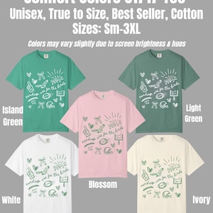 Pu&ograve; includere: Cinque t-shirt in cotone a maniche corte nei colori verde isola, verde chiaro, rosa fiore, bianco e avorio. Ogni maglietta presenta una stampa grafica bianca o verde con cuori, fiocchi, palloni da football, caschi e il testo "sundays are for the birds".