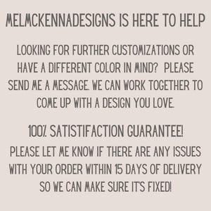 Peut inclure: Texte sur fond beige clair : "MELMCKENNADESIGNS IS HERE TO HELP" propose des personnalisations et une garantie de satisfaction. Les clients sont invit&eacute;s &agrave; signaler les probl&egrave;mes dans les 15 jours suivant la livraison.