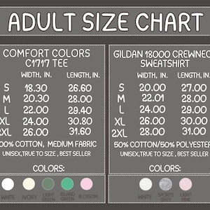 Pu&ograve; includere: Una tabella delle taglie per adulti per t-shirt Comfort Colors C1717 e felpe Gildan 18000. La tabella elenca larghezza e lunghezza in pollici per le taglie dalla S alla 2XL, specifica la composizione dei tessuti e mostra i colori disponibili.