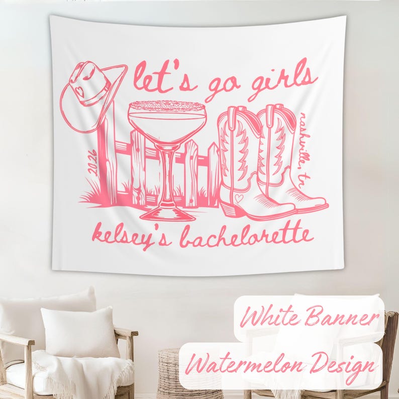 Peut inclure: Banni&egrave;re blanche avec un motif rose past&egrave;que. Le motif comprend un chapeau de cowboy, un verre &agrave; margarita, une cl&ocirc;ture en bois et des bottes de cowboy. Le texte indique "let's go girls", "nashville, tn" et "kelsey's bachelorette".