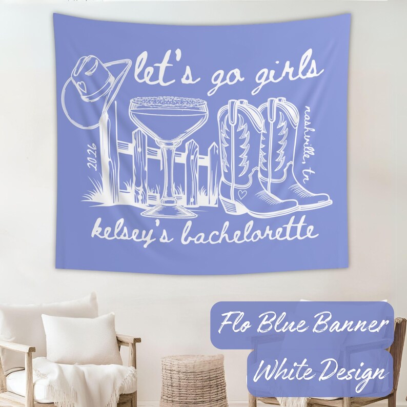 Peut inclure: Une tapisserie bleu clair avec un motif blanc repr&eacute;sentant un chapeau de cowboy, un cocktail, une cl&ocirc;ture et des bottes de cowboy. Le texte comprend "let's go girls", "kelsey's bachelorette" et "nashville, tn."