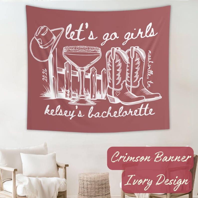 Peut inclure: Banni&egrave;re cramoisie avec un motif ivoire repr&eacute;sentant un chapeau de cow-boy, un cocktail, une cl&ocirc;ture et des bottes de cow-boy. Le texte comprend "Let's go girls", "Nashville, TN" et "Kelsey's Bachelorette 2026."