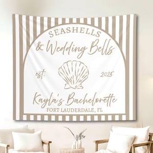 Könnte beinhalten: Ein beige-weiß gestreifter Wandteppich mit dem Text "Seashells & Wedding Bells" und "Kayla's Bachelorette Fort Lauderdale, FL". Eine Muschel-Grafik ist auf dem Wandteppich zentriert. Das Jahr 2025 ist ebenfalls abgebildet.