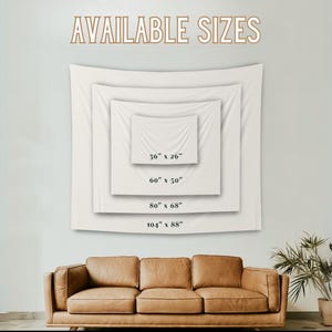 Peut inclure: Pr&eacute;sentation de tapisseries blanches de diff&eacute;rentes tailles, dont 91 cm x 66 cm, 152 cm x 127 cm, 203 cm x 173 cm et 264 cm x 223 cm, sur un mur neutre. Le texte "AVAILABLE SIZES" est en haut. Un canap&eacute; en cuir marron et une plante en pot sont au premier plan.