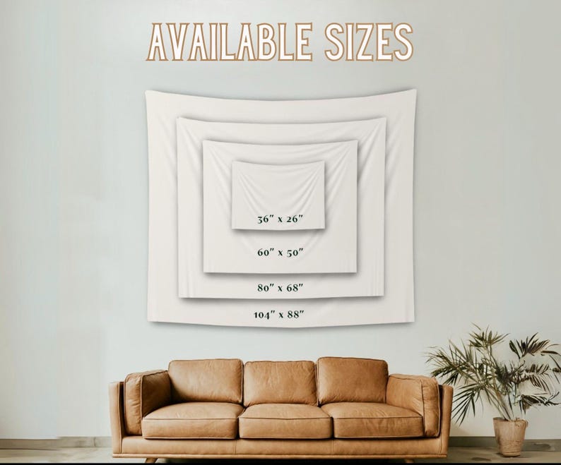 Peut inclure: Pr&eacute;sentation de tapisseries blanches de diff&eacute;rentes tailles, dont 91 cm x 66 cm, 152 cm x 127 cm, 203 cm x 173 cm et 264 cm x 223 cm, sur un mur neutre. Le texte "AVAILABLE SIZES" est en haut. Un canap&eacute; en cuir marron et une plante en pot sont au premier plan.