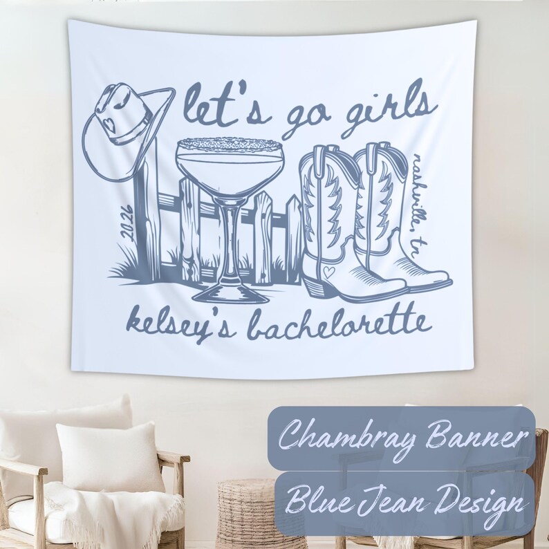 Peut inclure: Une banni&egrave;re en chambray blanc avec un motif jean bleu. La banni&egrave;re pr&eacute;sente un chapeau de cow-boy, un cocktail, une cl&ocirc;ture et des bottes de cow-boy. Le texte comprend "let's go girls", "nashville, tn" et "kelsey's bachelorette".