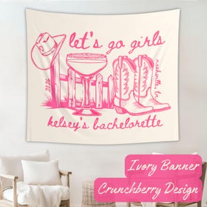 Peut inclure: Banni&egrave;re ivoire avec un motif Crunchberry. Le graphisme rose repr&eacute;sente un chapeau de cowboy, une margarita, une cl&ocirc;ture et des bottes de cowboy. Le texte comprend "let's go girls", "nashville, tn" et "kelsey's bachelorette".
