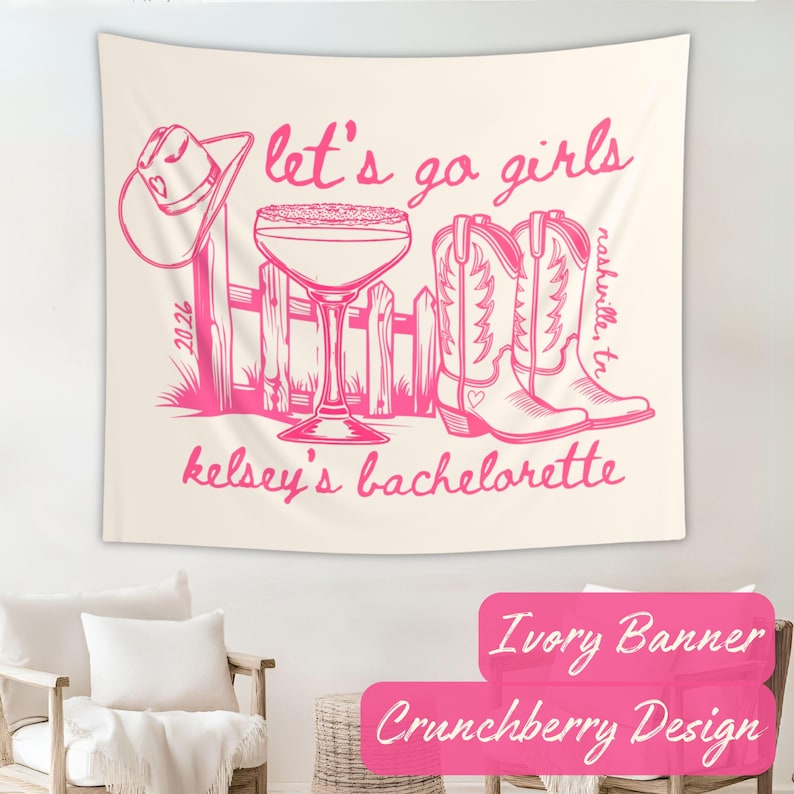 Peut inclure: Banni&egrave;re ivoire avec un motif Crunchberry. Le graphisme rose repr&eacute;sente un chapeau de cowboy, une margarita, une cl&ocirc;ture et des bottes de cowboy. Le texte comprend "let's go girls", "nashville, tn" et "kelsey's bachelorette".