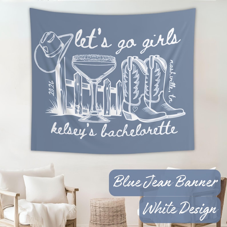 Peut inclure: Banni&egrave;re en jean bleu avec un motif blanc. La banni&egrave;re repr&eacute;sente un chapeau de cow-boy, un cocktail et des bottes de cow-boy. Le texte sur la banni&egrave;re se lit "Let's go girls", "kelsey's bachelorette" et "nashville, tn".