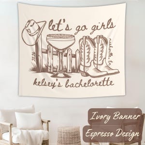 Peut inclure: Banni&egrave;re ivoire avec un motif couleur expresso. L'illustration comprend un chapeau de cowboy, un cocktail, une cl&ocirc;ture en bois et des bottes de cowboy. Le texte indique "let's go girls", "kelsey's bachelorette" et "nashville, tn".