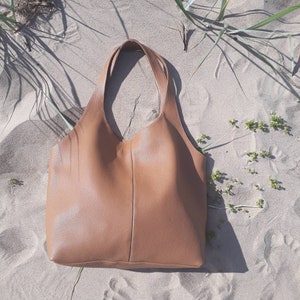Bolsa Hobo de Couro Toffee TASH: Bolsa Tote Feminina Desleixada