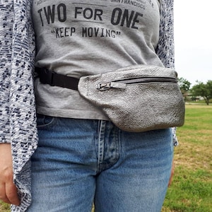 Marsupio in pelle, marsupio in argento, borsa cintura metallizzata, borsa all&#39;anca, borsa bum, borsa festival, Borsa hip in pelle, borsa in vita, borsa in vita in pelle