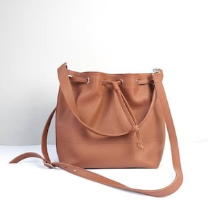 Borsa a secchiello in pelle: borsa a tracolla estiva media