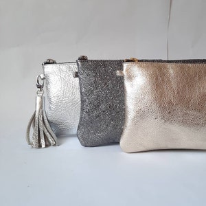 Silberne Lederbeutel, Lederclutch, Kosmetiktasche, goldene Lederbeutel, dunkle silberne Tasche, Beutel mit Quasten
