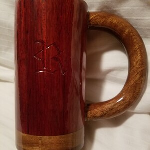 木製マグカップ - 手作り、パーソナライズされたイニシャルが手彫りされています