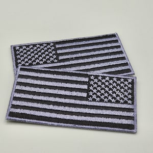 Écusson drapeau américain (3,5 x 2 po.), insigne brodé thermocollant/à coudre/velcro, argent et noir