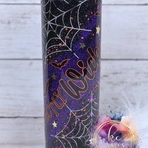 K&ouml;nnte beinhalten: Ein schwarzer und lila glitzernder Becher mit einem Spinnennetz-Design und dem Text "Perfectly Wicked" in Orange. Der Becher hat einen schwarzen Deckel mit Strasssteinen.