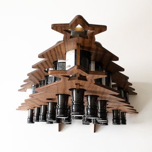 Puede incluir: Porta botellas de vino de madera con forma de &aacute;rbol de Navidad con 12 ranuras. El soporte est&aacute; hecho de madera marr&oacute;n oscuro y tiene una parte superior en forma de estrella. Las botellas no est&aacute;n incluidas.