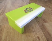 Grüne Meditation Hocker mit Lotus-Blume - handbemalt Meditation Bank - verziert Gebet Bank - Holz Gebet Hocker - Meditationshilfe