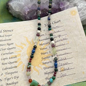 Collar con carta natal astrológica diseñado personalmente con piedras semipreciosas 100 % naturales, de distintos tamaños. Regalo de cumpleaños, aniversario