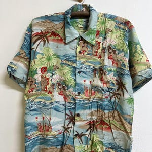 Pode incluir: Camisa de manga curta com botões e estampa tropical. A camisa apresenta um design vibrante com palmeiras, cenas oceânicas e figuras em canoas. A paleta de cores inclui azuis, verdes e tons terrosos, criando um ambiente de verão.