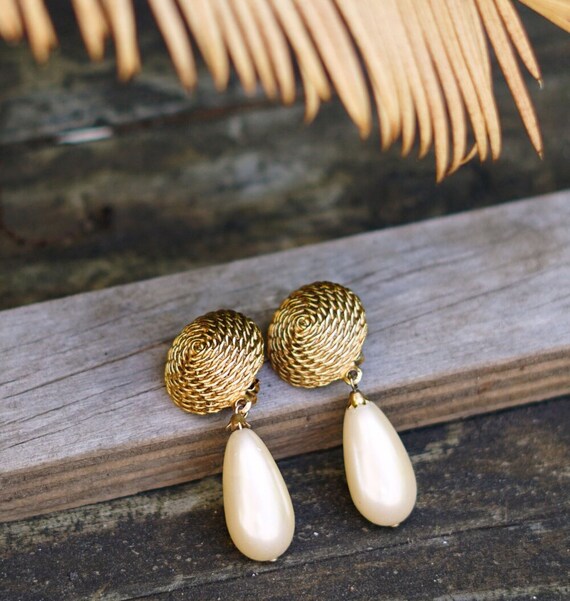 Vintage Pearl Teardrop Clip on Earrings