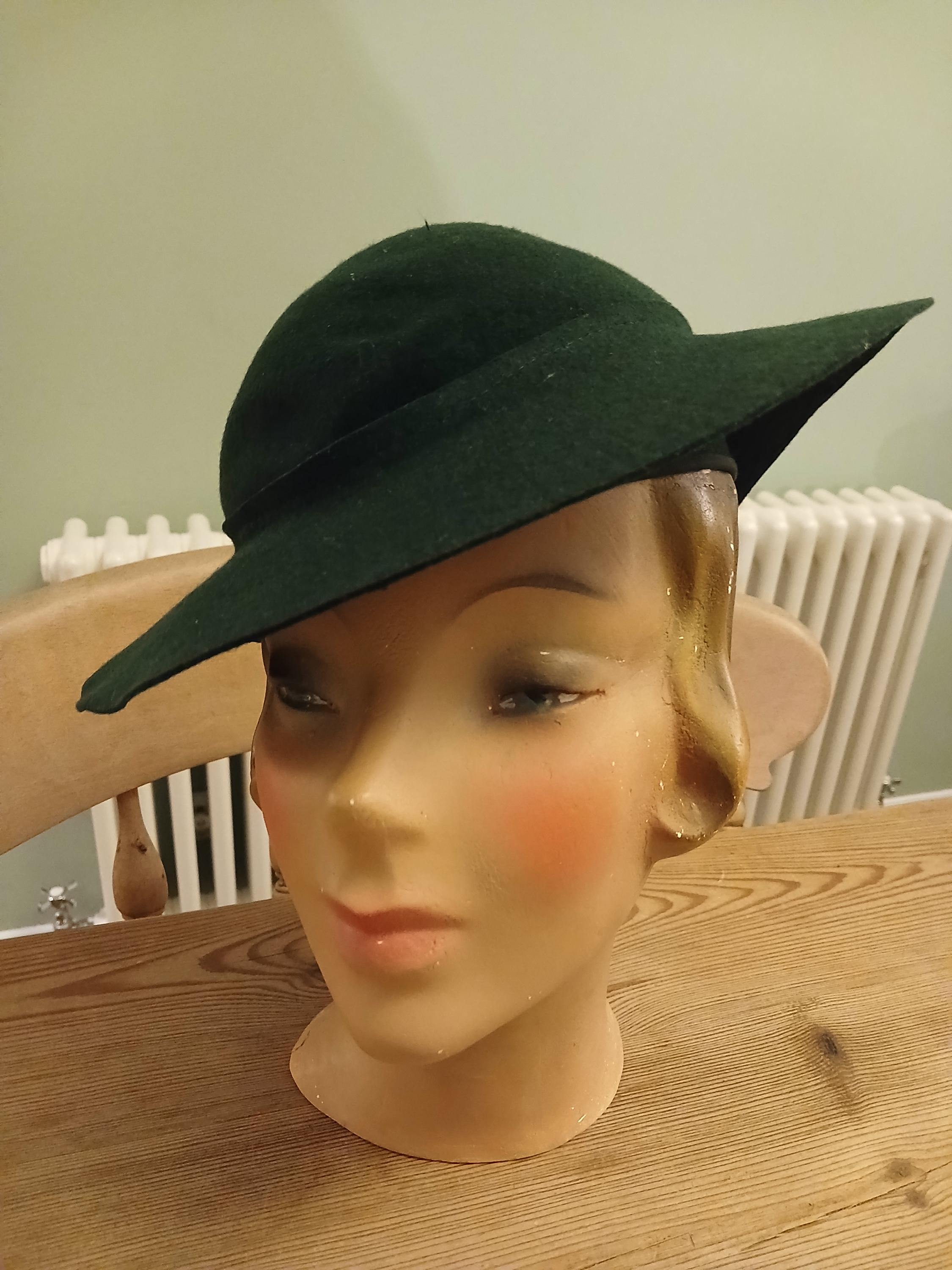 CHIC 1930s\' BLACK STRAW TILT FEDORA -CREME FABRIC TRIM, BAKELITE ORNAMENT & VEIL 1930s Tilt Hat - Etsy UK main image 3
