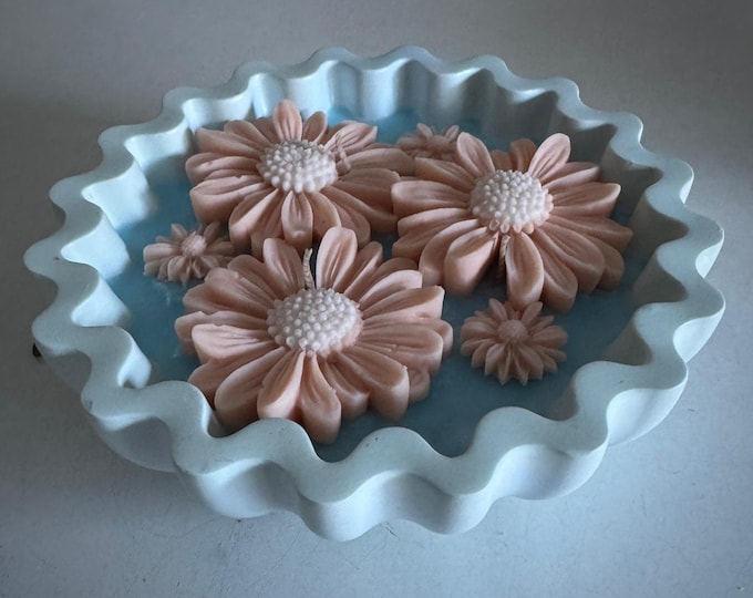 Round fluted blue and peach concrete daisy bowl candle