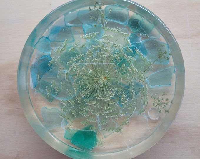 Queen Anne's Lace dried flower and Blue and Aqua Sea Glass in clear resin centrepiece