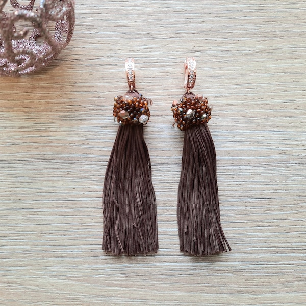 Boucles d'oreilles pompons marron foncé, boucles d'oreilles pompons en satin de soie, boucles d'oreilles pendantes pompons perles, boucles d'oreilles légères style bohème