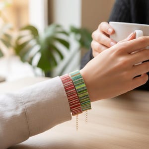 Kralenmanchetarmband | Moderne weefgetouw geweven sieraden met rode kleurblokken