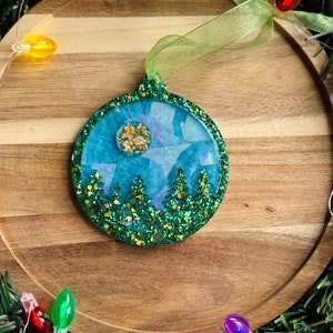 Grüner Glitzerwald mit holografischem blauem Hintergrund Harz Ornament I Weihnachtsbaumschmuck I Resin Baumschmuck