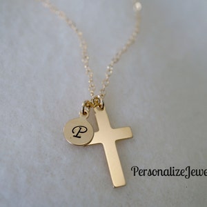 Collier croix avec initiale estampée à la main | Bijoux en or 14 carats | Collier à breloques initiale personnalisée | Pendentif disque rond personnalisé