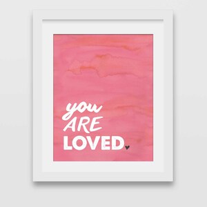 Digitaler Kunstdruck: „You Are Loved“ -Pink