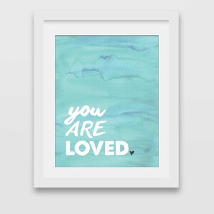 Digitaler Kunstdruck: „You Are Loved“ -Blau