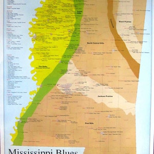 Könnte beinhalten: Eine Karte von Mississippi, die die Geburtsorte von Mississippi-Blues-Musikern zeigt. Die Karte ist in verschiedene Regionen unterteilt, die jeweils eine andere Farbe haben. Die Karte enthält auch einen Schlüssel, der die Bedeutung der verschiedenen Farben erklärt. Die Karte trägt den Titel "Mississippi Blues Musicians".