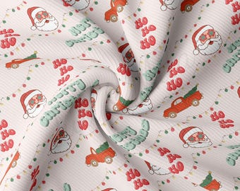 Peut inclure: Tissu blanc avec un motif répété de Père Noël portant des lunettes de soleil, un camion rouge avec un sapin de Noël et les mots "Ho Ho Ho" et "Joyeux Noël".