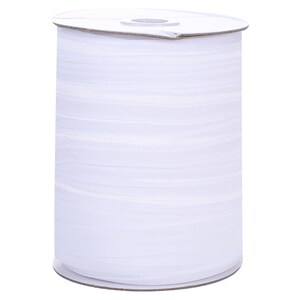 Pode incluir: Uma bobina de guarnição elástica branca. A guarnição é enrolada firmemente em uma bobina de papelão.