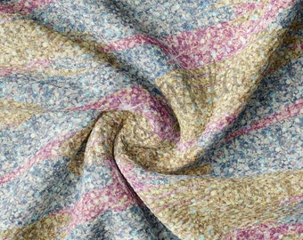 Könnte beinhalten: Nahaufnahme eines Stoffes mit einem gestreiften Muster. Der Stoff ist aus einem weichen, strukturierten Material gefertigt und hat einen dezenten Schimmer. Die Streifen sind in Blautönen, Rosa und Gold gehalten.