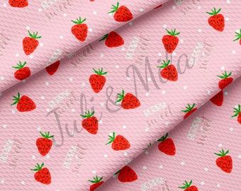 Może przedstawiać: Różowy materiał z powtarzającym się wzorem czerwonych truskawek i białych kropek. Tekst "Berry Sweet" powtarza się w całym wzorze.