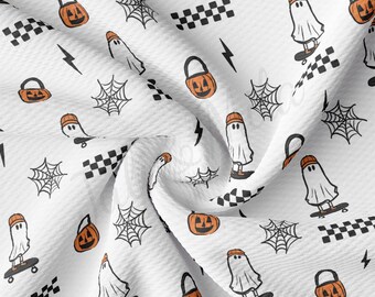Peut inclure: Tissu blanc avec un motif répété de citrouilles orange, de fantômes sur des planches à roulettes, de toiles d'araignées et de drapeaux à damier. Le tissu a une texture gaufré.